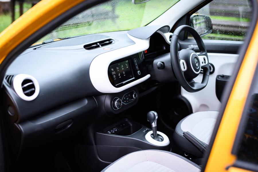 Интерьер Renault Twingo 2019 года  (JP) (фото 26 из 29)